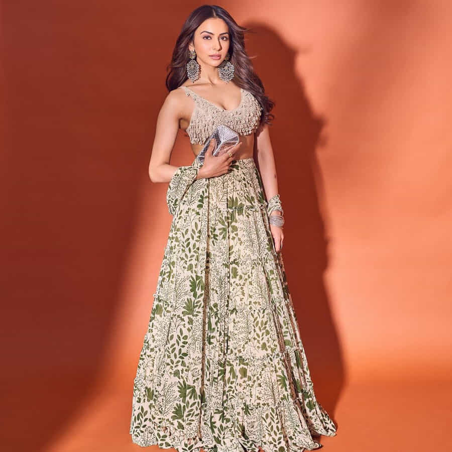 అతితక్కువ కాలంలోనే టాప్ హీరోయిన్ల జాబితాలో చేరింది అందాల తార రకుల్ ప్రీత్ సింగ్. వరుస సినిమాలు అవకాశాలు దక్కించుకున్న ఈ బ్యూటీ.. టాలీవుడ్లో దాదాపు అందరు అగ్రహీరోల సరసన ఆడిపాడింది.ఈ ముద్దుగుమ్మ తాజా ఫొటోస్ చుస్తే వావ్ అనాల్సిందే.