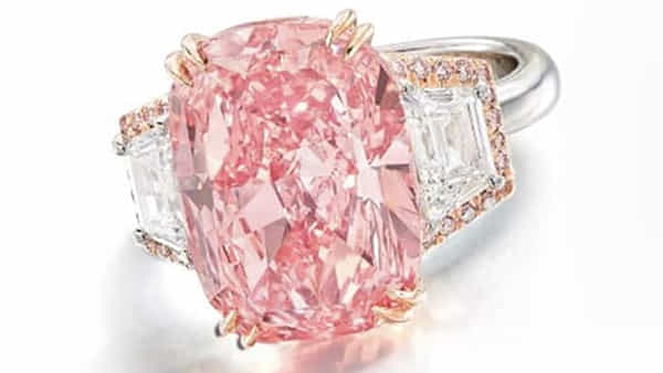 Pink Diamond: క్వీన్ ఎలిజబెత్ II కు ఇష్టమైన వజ్రం.. వేలంలో రికార్డు సృష్టించిన పింక్ డైమండ్.. ఇంతకీ స్పెషల్ ఏంటంటే..