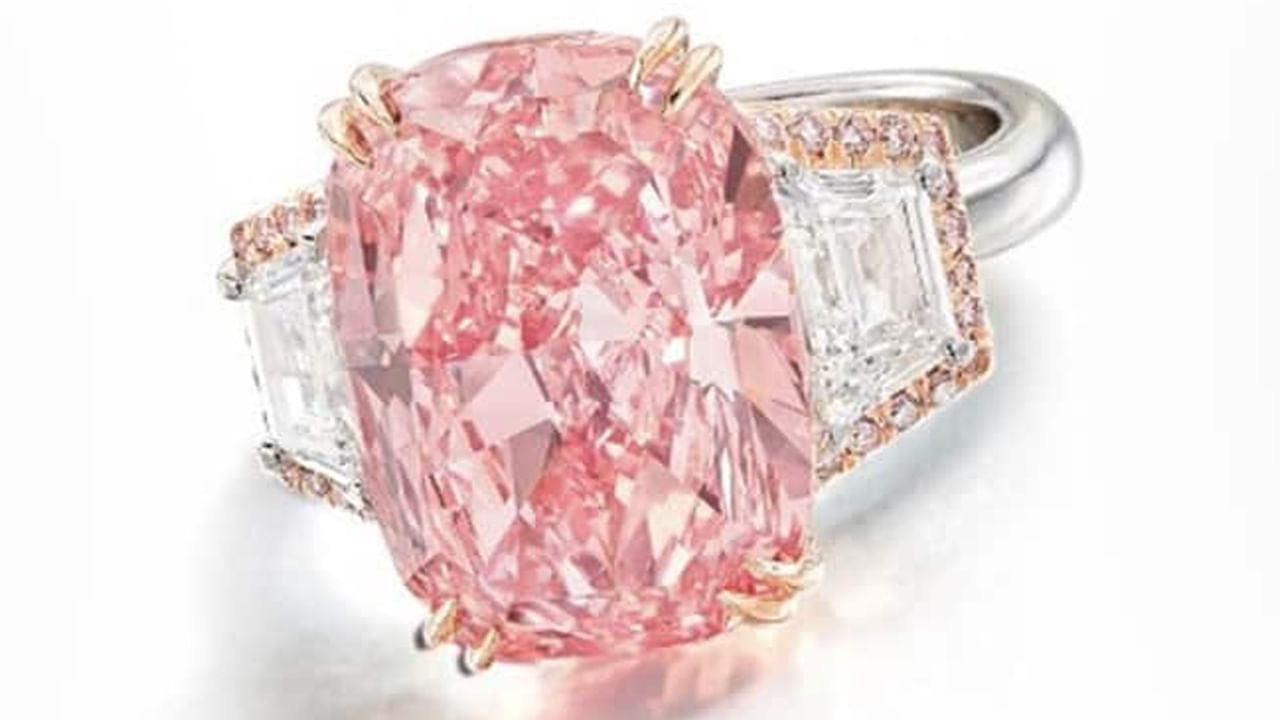 Pink Diamond: క్వీన్ ఎలిజబెత్ II కు ఇష్టమైన వజ్రం.. వేలంలో రికార్డు సృష్టించిన పింక్ డైమండ్.. ఇంతకీ స్పెషల్ ఏంటంటే..