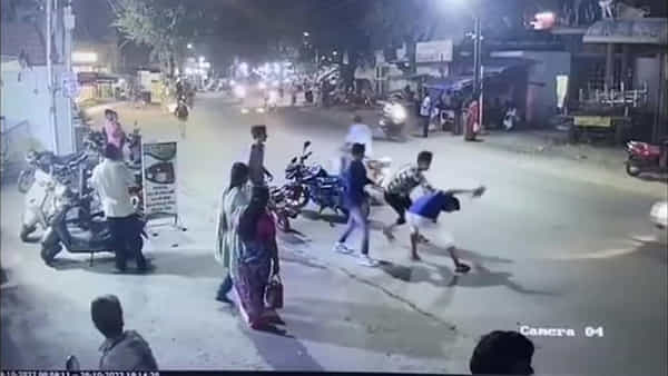 ర్యాష్ డ్రైవింగ్తో రెచ్చిపోయిన ఆకతాయిలు.. పోలీసులపైనే విచక్షణా రహితంగా దాడి చేసి దారుణం..