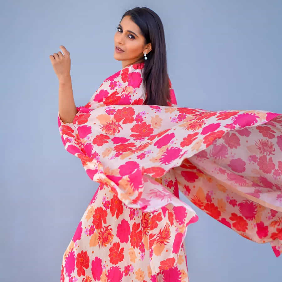 యాంకర్గా బుల్లి తెర ప్రేక్షకులను తన చలాకీ తనంలో ఆకట్టుకునే రష్మీ.. సోషల్ మీడియాలోనూ యాక్టివ్గా ఉంటుంది. తన లేటెస్ట్ ఫోటోలను ఎప్పటికప్పుడు అభిమానులతో పంచుకునే ఈ అమ్మడు తాజాగా చీర కట్టులో దిగిన కొన్ని ఫోటోలను పోస్ట్ చేసింది..