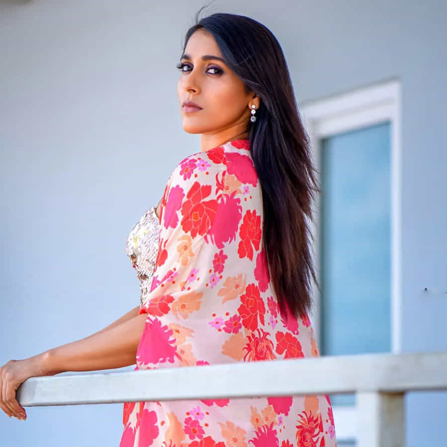 యాంకర్గా బుల్లి తెర ప్రేక్షకులను తన చలాకీ తనంలో ఆకట్టుకునే రష్మీ.. సోషల్ మీడియాలోనూ యాక్టివ్గా ఉంటుంది. తన లేటెస్ట్ ఫోటోలను ఎప్పటికప్పుడు అభిమానులతో పంచుకునే ఈ అమ్మడు తాజాగా చీర కట్టులో దిగిన కొన్ని ఫోటోలను పోస్ట్ చేసింది..