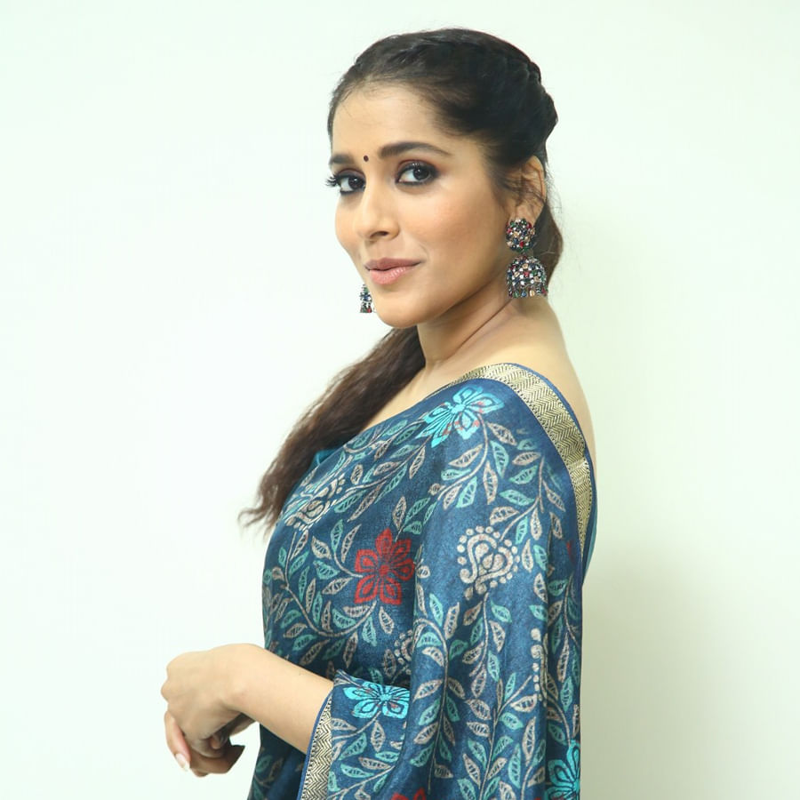 యాంకర్‌గా బుల్లి తెర ప్రేక్షకులను తన చలాకీ తనంలో ఆకట్టుకునే రష్మీ.. సోషల్‌ మీడియాలోనూ యాక్టివ్‌గా ఉంటుంది. తన లేటెస్ట్‌ ఫోటోలను ఎప్పటికప్పుడు అభిమానులతో పంచుకునే ఈ అమ్మడు తాజాగా చీర కట్టులో దిగిన కొన్ని ఫోటోలను పోస్ట్‌ చేసింది..
	