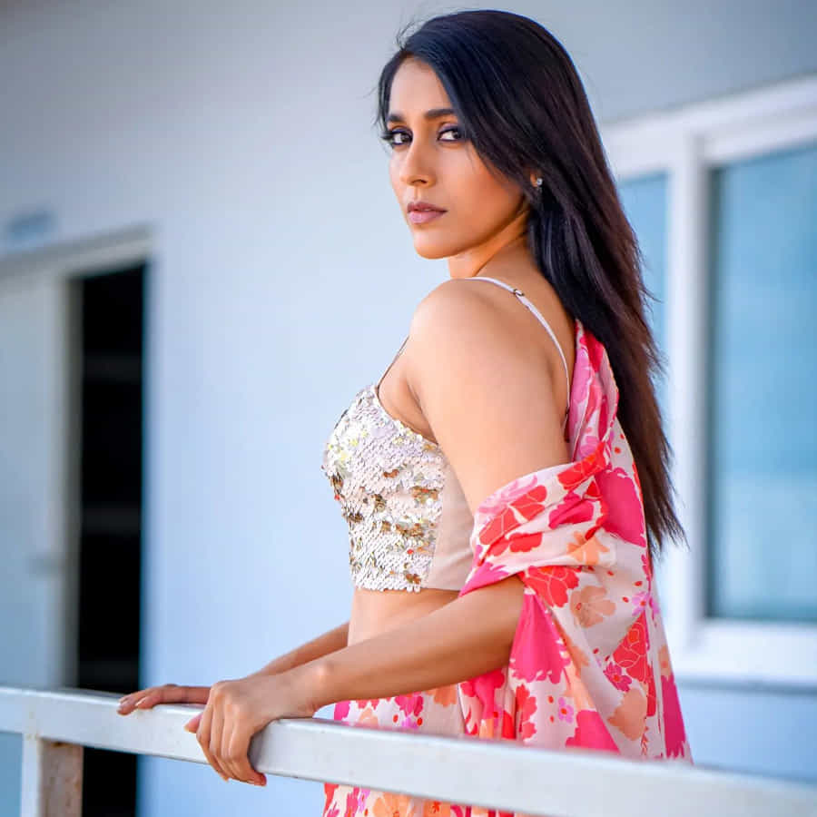 యాంకర్గా బుల్లి తెర ప్రేక్షకులను తన చలాకీ తనంలో ఆకట్టుకునే రష్మీ.. సోషల్ మీడియాలోనూ యాక్టివ్గా ఉంటుంది. తన లేటెస్ట్ ఫోటోలను ఎప్పటికప్పుడు అభిమానులతో పంచుకునే ఈ అమ్మడు తాజాగా చీర కట్టులో దిగిన కొన్ని ఫోటోలను పోస్ట్ చేసింది..
