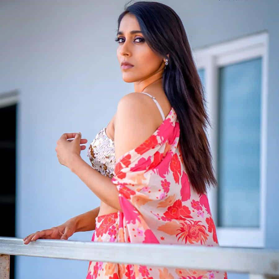యాంకర్గా బుల్లి తెర ప్రేక్షకులను తన చలాకీ తనంలో ఆకట్టుకునే రష్మీ.. సోషల్ మీడియాలోనూ యాక్టివ్గా ఉంటుంది. తన లేటెస్ట్ ఫోటోలను ఎప్పటికప్పుడు అభిమానులతో పంచుకునే ఈ అమ్మడు తాజాగా చీర కట్టులో దిగిన కొన్ని ఫోటోలను పోస్ట్ చేసింది..