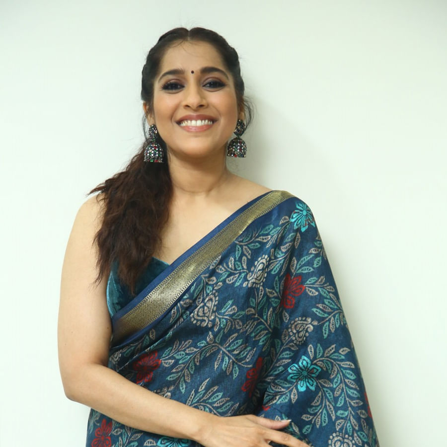 యాంకర్‌గా బుల్లి తెర ప్రేక్షకులను తన చలాకీ తనంలో ఆకట్టుకునే రష్మీ.. సోషల్‌ మీడియాలోనూ యాక్టివ్‌గా ఉంటుంది. తన లేటెస్ట్‌ ఫోటోలను ఎప్పటికప్పుడు అభిమానులతో పంచుకునే ఈ అమ్మడు తాజాగా చీర కట్టులో దిగిన కొన్ని ఫోటోలను పోస్ట్‌ చేసింది..
	