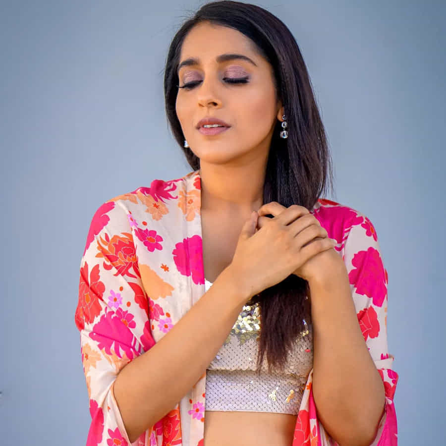 యాంకర్గా బుల్లి తెర ప్రేక్షకులను తన చలాకీ తనంలో ఆకట్టుకునే రష్మీ.. సోషల్ మీడియాలోనూ యాక్టివ్గా ఉంటుంది. తన లేటెస్ట్ ఫోటోలను ఎప్పటికప్పుడు అభిమానులతో పంచుకునే ఈ అమ్మడు తాజాగా చీర కట్టులో దిగిన కొన్ని ఫోటోలను పోస్ట్ చేసింది..