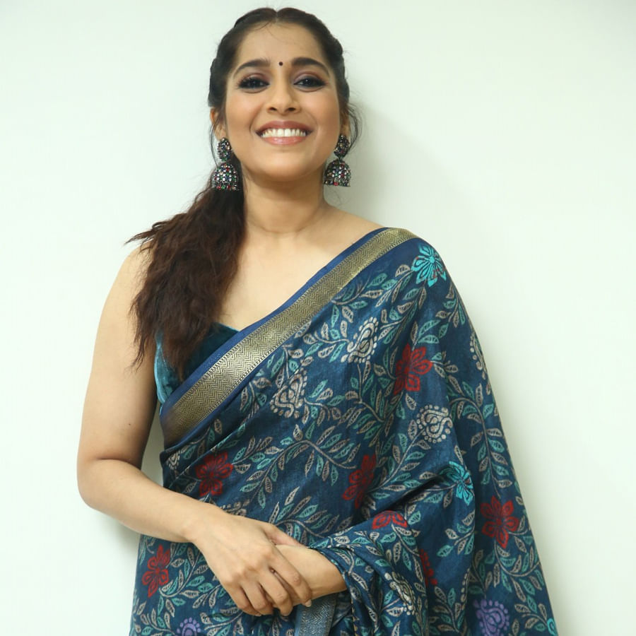 యాంకర్‌గా బుల్లి తెర ప్రేక్షకులను తన చలాకీ తనంలో ఆకట్టుకునే రష్మీ.. సోషల్‌ మీడియాలోనూ యాక్టివ్‌గా ఉంటుంది. తన లేటెస్ట్‌ ఫోటోలను ఎప్పటికప్పుడు అభిమానులతో పంచుకునే ఈ అమ్మడు తాజాగా చీర కట్టులో దిగిన కొన్ని ఫోటోలను పోస్ట్‌ చేసింది..
	