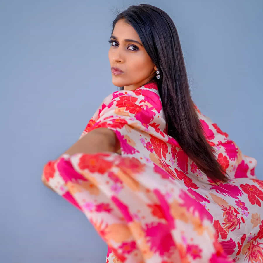 యాంకర్గా బుల్లి తెర ప్రేక్షకులను తన చలాకీ తనంలో ఆకట్టుకునే రష్మీ.. సోషల్ మీడియాలోనూ యాక్టివ్గా ఉంటుంది. తన లేటెస్ట్ ఫోటోలను ఎప్పటికప్పుడు అభిమానులతో పంచుకునే ఈ అమ్మడు తాజాగా చీర కట్టులో దిగిన కొన్ని ఫోటోలను పోస్ట్ చేసింది..