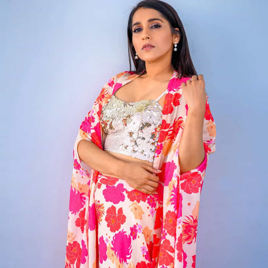 యాంకర్గా బుల్లి తెర ప్రేక్షకులను తన చలాకీ తనంలో ఆకట్టుకునే రష్మీ.. సోషల్ మీడియాలోనూ యాక్టివ్గా ఉంటుంది. తన లేటెస్ట్ ఫోటోలను ఎప్పటికప్పుడు అభిమానులతో పంచుకునే ఈ అమ్మడు తాజాగా చీర కట్టులో దిగిన కొన్ని ఫోటోలను పోస్ట్ చేసింది..
