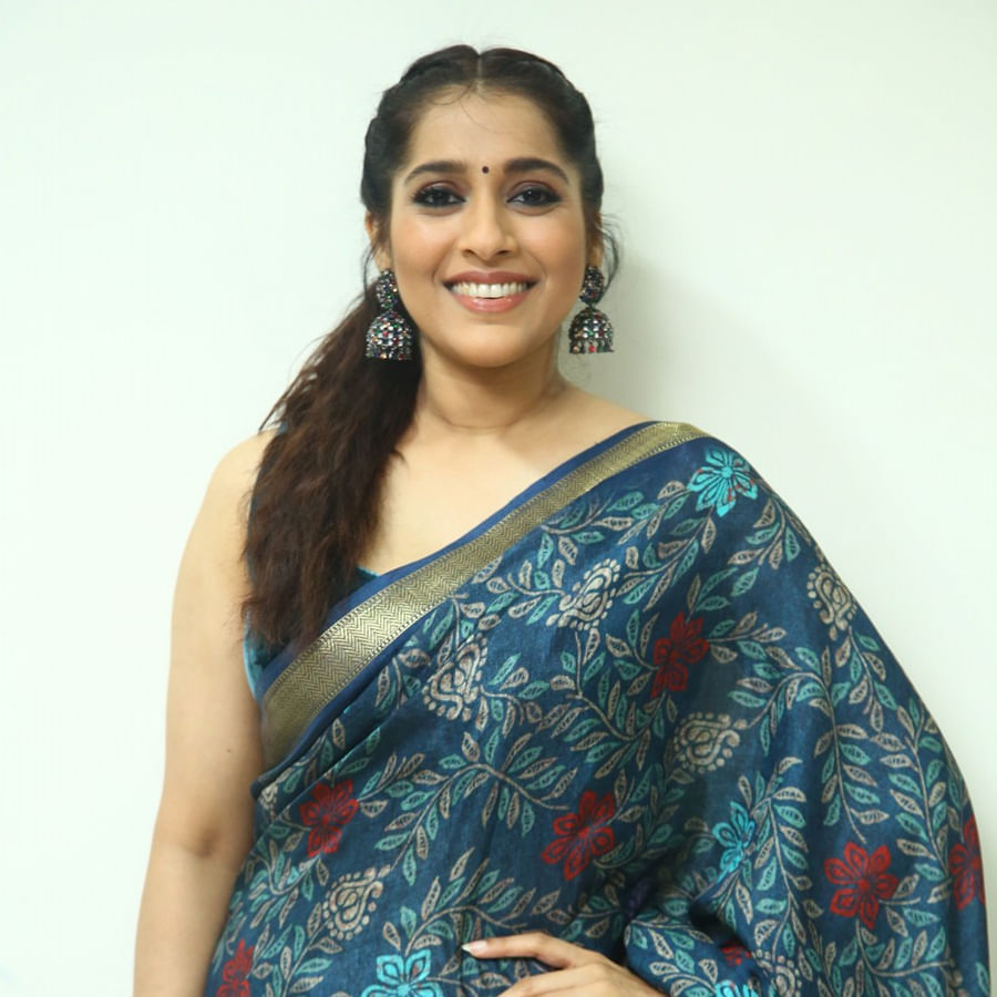 యాంకర్‌గా బుల్లి తెర ప్రేక్షకులను తన చలాకీ తనంలో ఆకట్టుకునే రష్మీ.. సోషల్‌ మీడియాలోనూ యాక్టివ్‌గా ఉంటుంది. తన లేటెస్ట్‌ ఫోటోలను ఎప్పటికప్పుడు అభిమానులతో పంచుకునే ఈ అమ్మడు తాజాగా చీర కట్టులో దిగిన కొన్ని ఫోటోలను పోస్ట్‌ చేసింది..
	