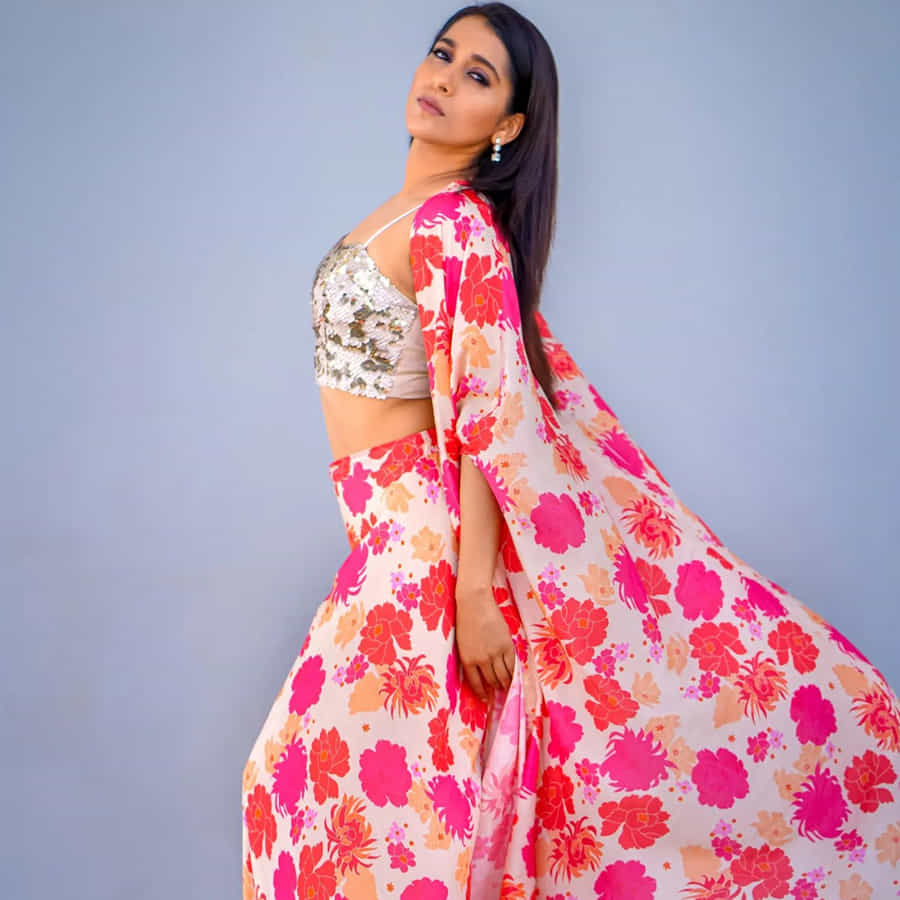 యాంకర్గా బుల్లి తెర ప్రేక్షకులను తన చలాకీ తనంలో ఆకట్టుకునే రష్మీ.. సోషల్ మీడియాలోనూ యాక్టివ్గా ఉంటుంది. తన లేటెస్ట్ ఫోటోలను ఎప్పటికప్పుడు అభిమానులతో పంచుకునే ఈ అమ్మడు తాజాగా చీర కట్టులో దిగిన కొన్ని ఫోటోలను పోస్ట్ చేసింది..