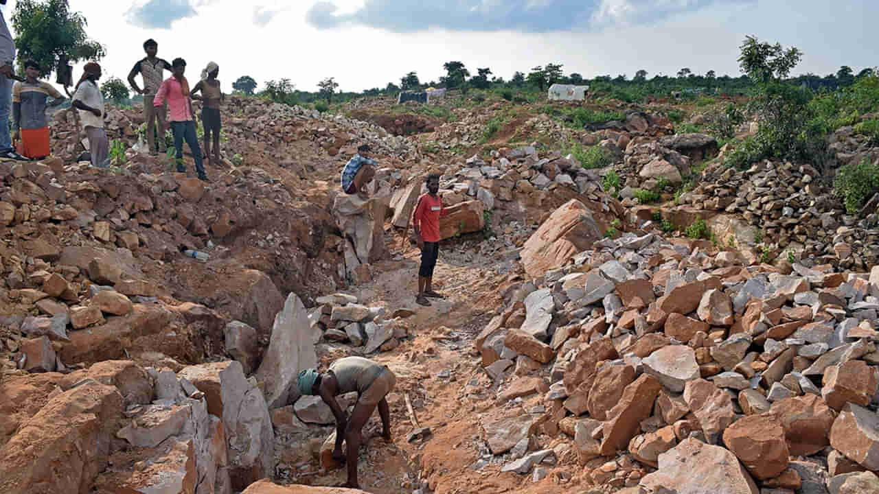 పన్నా గనుల్లో తవ్వకాలు జరుపుతుండగా కనిపించిన అనుకోని దృశ్యం.. ఏంటని చూడగా కళ్లు జిగేల్