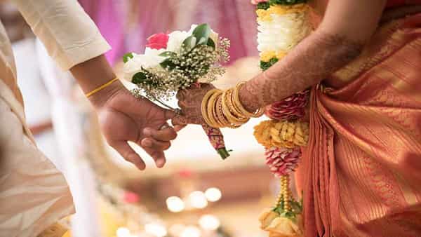 Same Gotra Marriage: దంపతులిద్దరిదీ ఒకే గోత్రమని.. అన్నాచెల్లెలు అవుతారంటూ జంటను విడదీసిన పంచాయితీ పెద్దలు