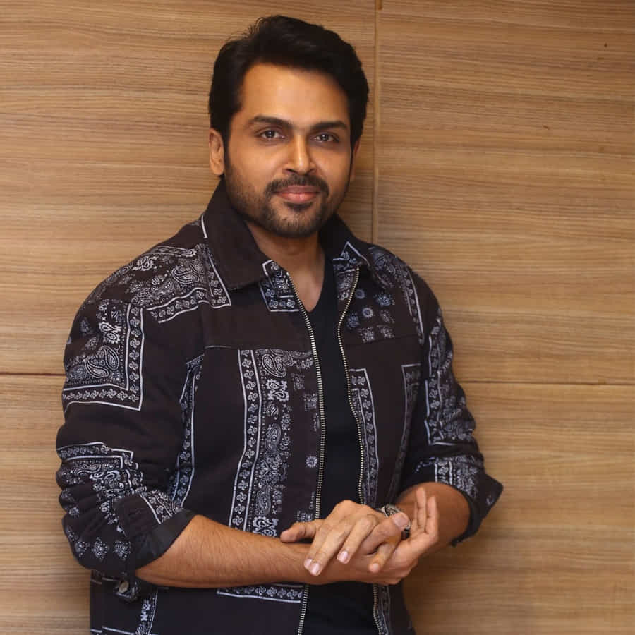 కార్తి కథానాయకుడిగా పి.ఎస్. మిత్రన్ దర్శకత్వంలో తెరకెక్కిన చిత్రం ‘సర్దార్’. రాశీఖన్నా, రజీషా విజయన్ కథానాయికలు. చంకీ పాండే కీలక పాత్ర పోషించారు. ఈ సినిమా దీపావళి కానుకగా ఈ నెల 21న ప్రేక్షకుల ముందుకు రానుంది. ఈ సందర్భంగా ‘సర్దార్’ ప్రీ రిలీజ్ వేడుక ఘనంగా జరుగుతోంది. నటుడు నాగార్జున ఈ వేడుకకు హాజరయ్యారు.