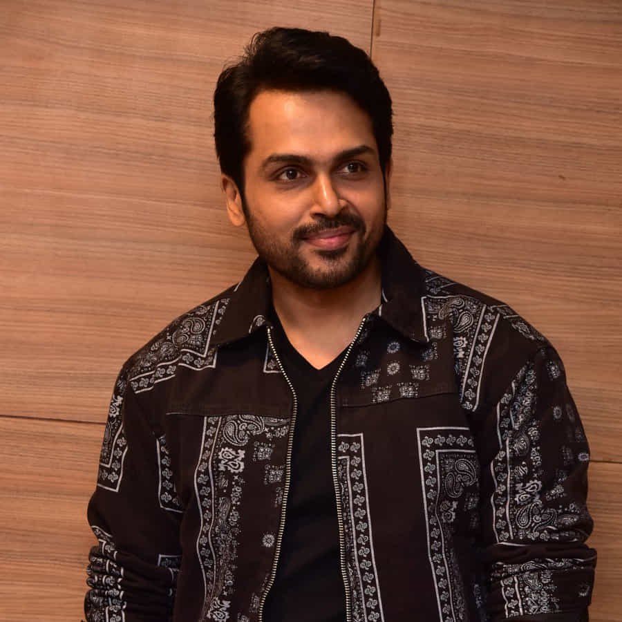 కార్తి కథానాయకుడిగా పి.ఎస్. మిత్రన్ దర్శకత్వంలో తెరకెక్కిన చిత్రం ‘సర్దార్’. రాశీఖన్నా, రజీషా విజయన్ కథానాయికలు. చంకీ పాండే కీలక పాత్ర పోషించారు. ఈ సినిమా దీపావళి కానుకగా ఈ నెల 21న ప్రేక్షకుల ముందుకు రానుంది. ఈ సందర్భంగా ‘సర్దార్’ ప్రీ రిలీజ్ వేడుక ఘనంగా జరుగుతోంది. నటుడు నాగార్జున ఈ వేడుకకు హాజరయ్యారు.