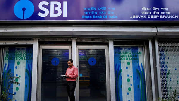 SBI: వాటిని ఎట్టి పరిస్థితుల్లో ఓపెన్ చేయొద్దు.. మరోసారి ఖాతాదారులను హెచ్చరించిన ఎస్బీఐ!