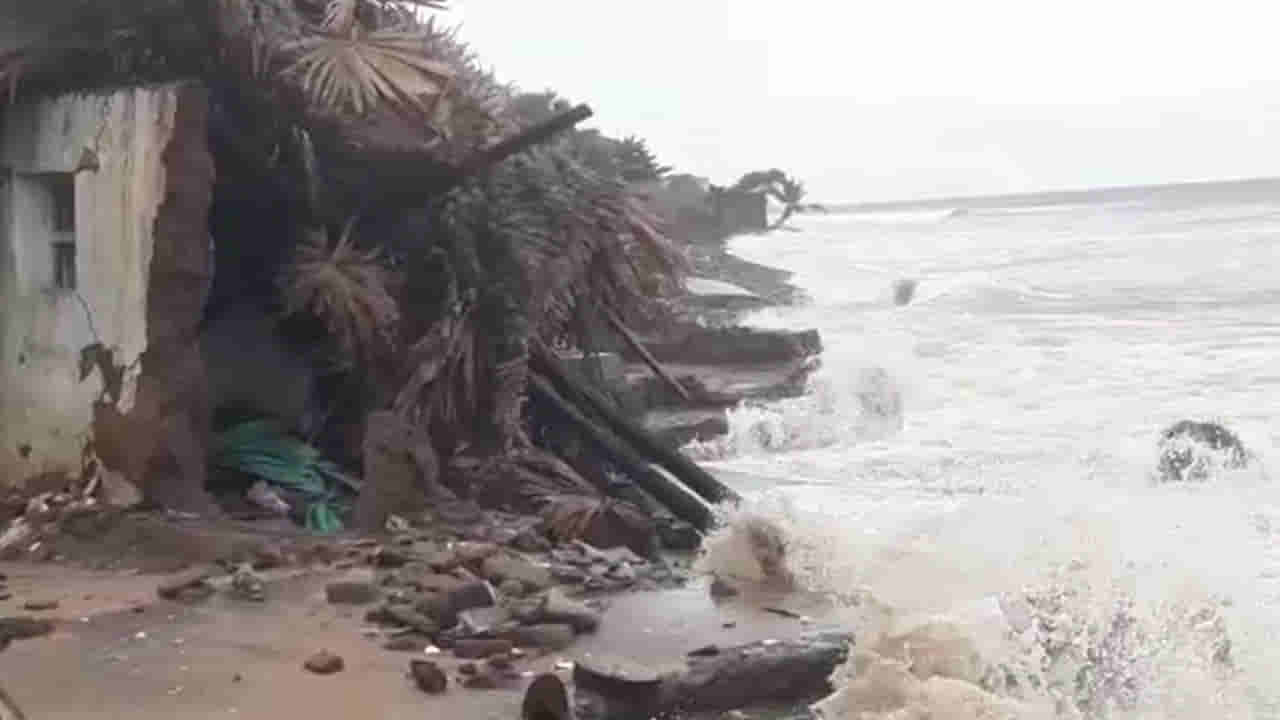 Andhra Pradesh: సముద్రుడి ఉగ్రరూపం.. ఉప్పాడ-కాకినాడ బీచ్‌రోడ్‌లో భారీగా ఎగసిపడుతున్న అలలు..