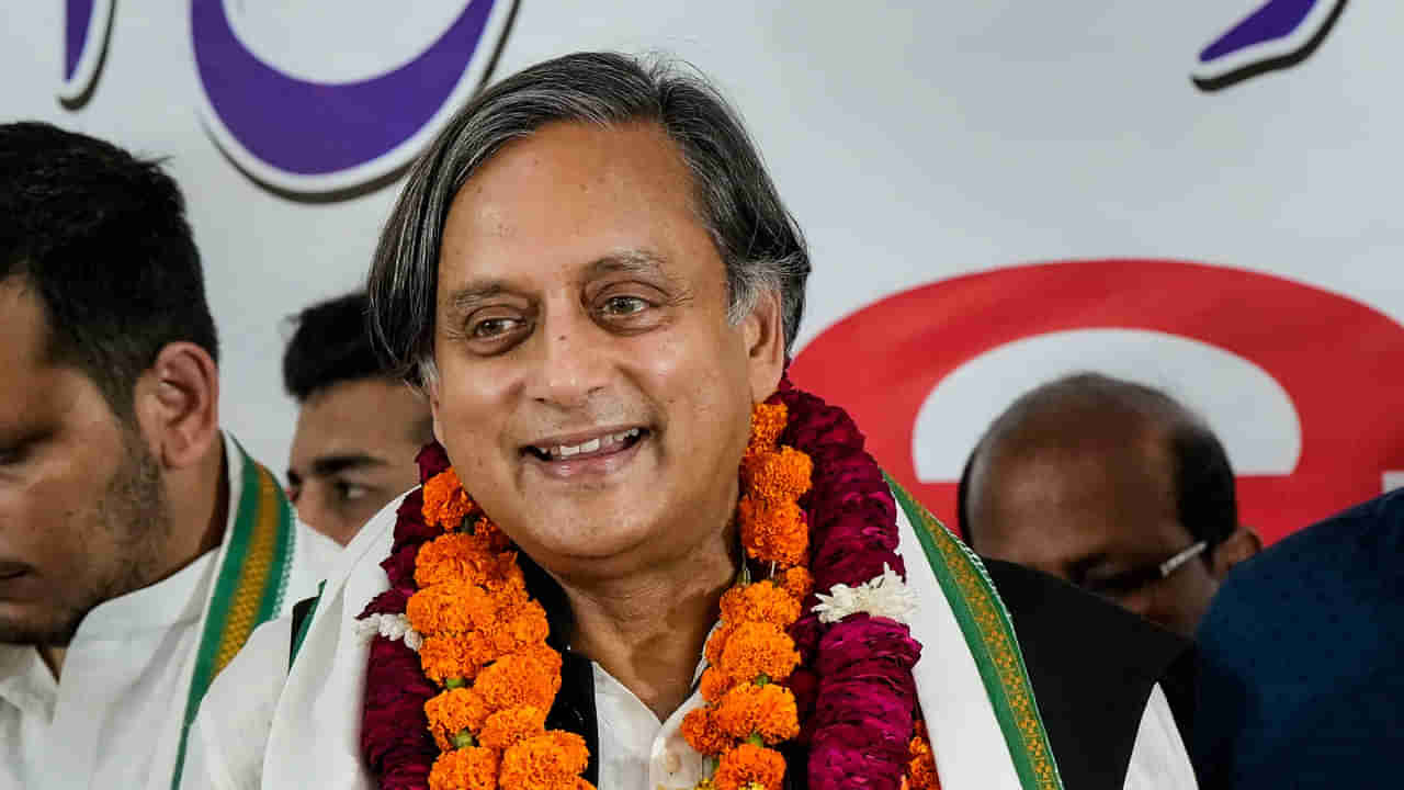 Shashi Tharoor: పార్టీ ముందు ఓ రకంగా.. మీడియా ముందు మరోలా.. శశి థరూర్‌ తీరుపై కాంగ్రెస్ విమర్శలు..