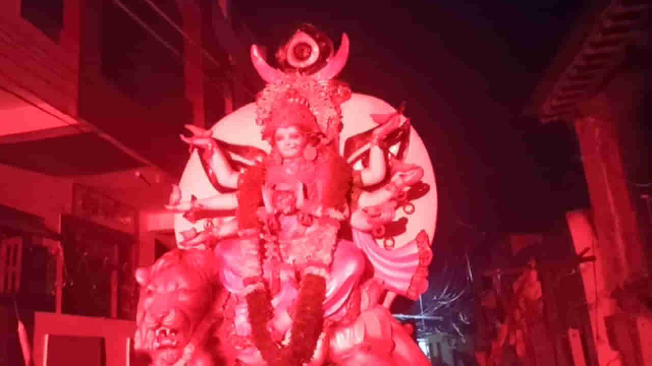Durga Matha Shobha Yatra: భైంసాలో దుర్గాదేవి శోభాయాత్రలో వివాదం.. నడిరోడ్డుపై విగ్రహాలతో నిరసన.. చివరకు..