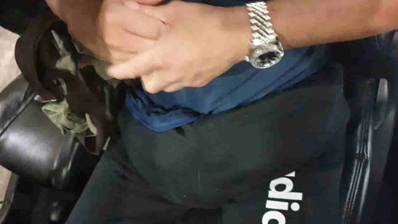 Smuggling: వామ్మో.. ఇలా ఎలారా బాబు.. అతని ప్యాంటు జేబులో ఏమున్నాయో తెలిస్తే మీ మైండ్ బ్లాంక్