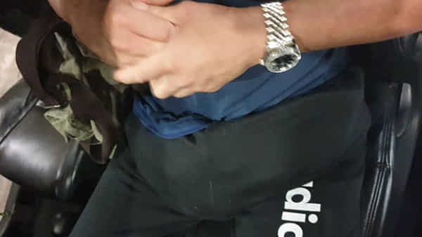 Smuggling: వామ్మో.. ఇలా ఎలారా బాబు.. అతని ప్యాంటు జేబులో ఏమున్నాయో తెలిస్తే మీ మైండ్ బ్లాంక్