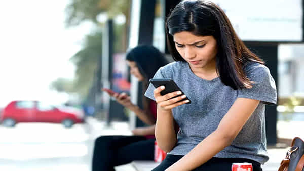 Depression: సోషల్ మీడియాలో అధిక సమయం గడిపే వారు 6 నెలల్లోనే డిప్రెషన్లోకి.. తాజా పరిశోధనల్లో వెల్లడి!