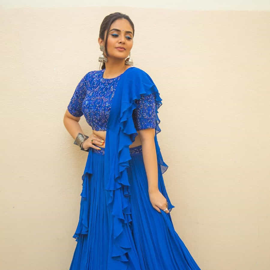 శ్రీముఖి.. ఈ అమ్మడు స్క్రీన్ మీద కనిపిస్తే చాలు ఎక్కడాలేని ఎనర్జీ వచ్చేస్తుంది. అందంతో చలాకీ మాటలతో ప్రేక్షకులను కట్టిపడేస్తుంది ఈ బ్యూటీ