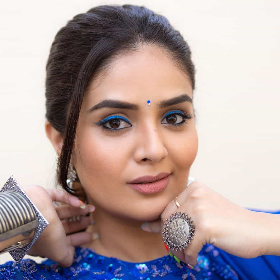 శ్రీముఖి.. ఈ అమ్మడు స్క్రీన్ మీద కనిపిస్తే చాలు ఎక్కడాలేని ఎనర్జీ వచ్చేస్తుంది. అందంతో చలాకీ మాటలతో ప్రేక్షకులను కట్టిపడేస్తుంది ఈ బ్యూటీ