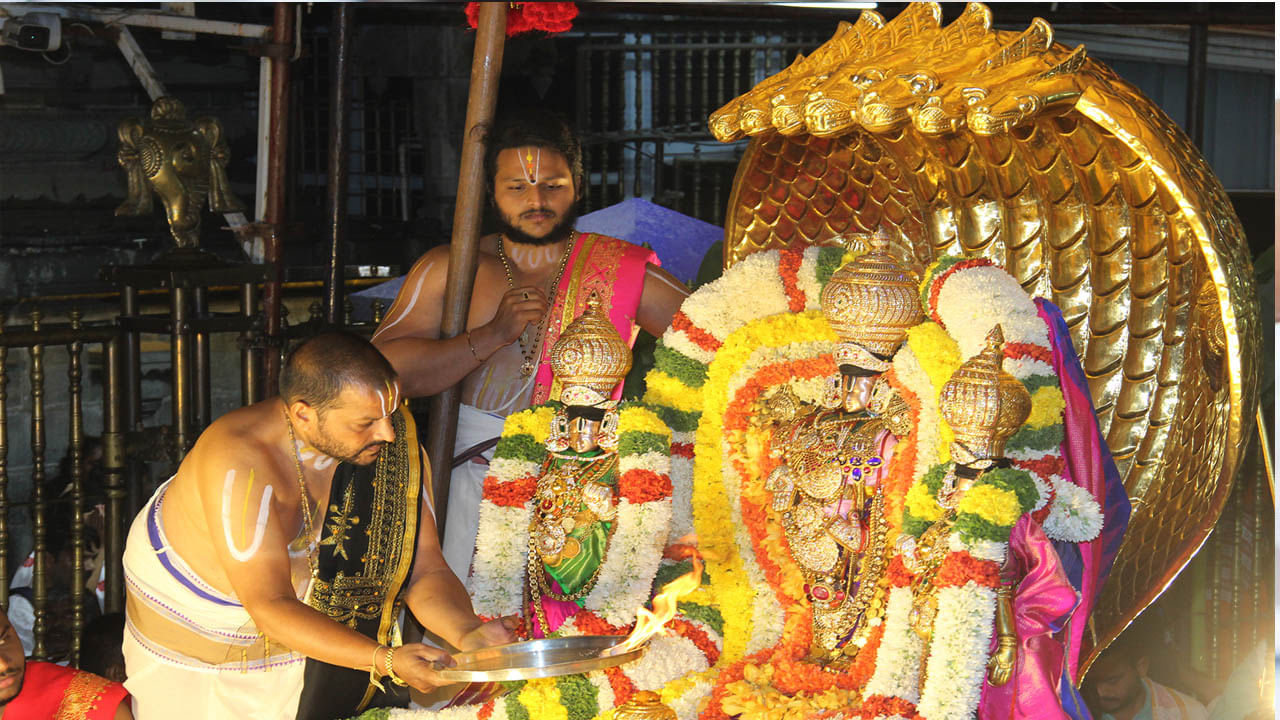 Sri Malayappa:పెద్ద శేషవాహనంపై శ్రీమ‌ల‌య‌ప్ప క‌టాక్షం.. తిరుమాడ వీధుల్లో ద‌ర్శనం