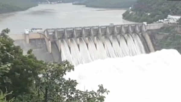 Krishna River: ఉరకలేస్తున్న కృష్ణమ్మ.. శ్రీశైలం, నాగార్జున సాగర్ గేట్లు ఎత్తివేత..