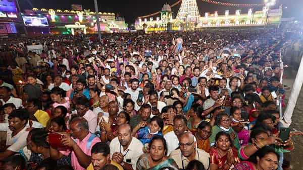 Tirumala Brahmotsavalu: భక్తులతో కిక్కిరిసిపోతున్న ఏడుకొండలు.. ఎటుచూసినా, ఎక్కడ చూసినా భక్తులే..