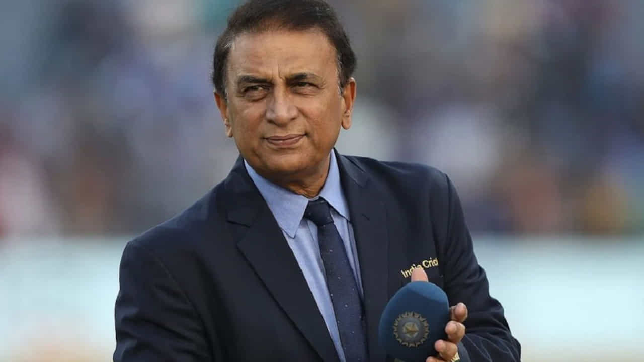 ప్రపంచ క్రికెట్ చరిత్రలో 100 సెంచరీలు చేసిన రికార్డ్ మాస్టర్ బ్లాస్టర్ సచిన్ పేరిట ఉన్న సంగతి అందరికీ తెలిసిందే. అయితే ఈ రికార్డును విరాట్ కోహ్లీ బద్దలు కొట్టగలడని టీమిండియా మాజీ క్రికెటర్ సునిల్ గవాస్కర్ అభిప్రాయపడ్డారు. ఈ నేపథ్యంలో ఆయన పలు ఆసక్తికర వ్యాఖ్యలు కూడా చేశారు.