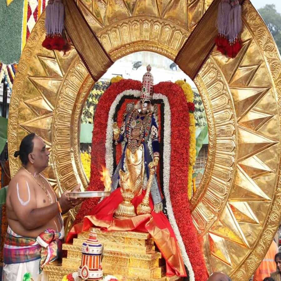  మలయప్ప స్వామిని దర్శించుకునేందుకు భక్తులు తరలివచ్చారు. గోవింద నామ స్మరణలతో తిరుమాడవీధులు మార్మోగుతున్నాయి. 