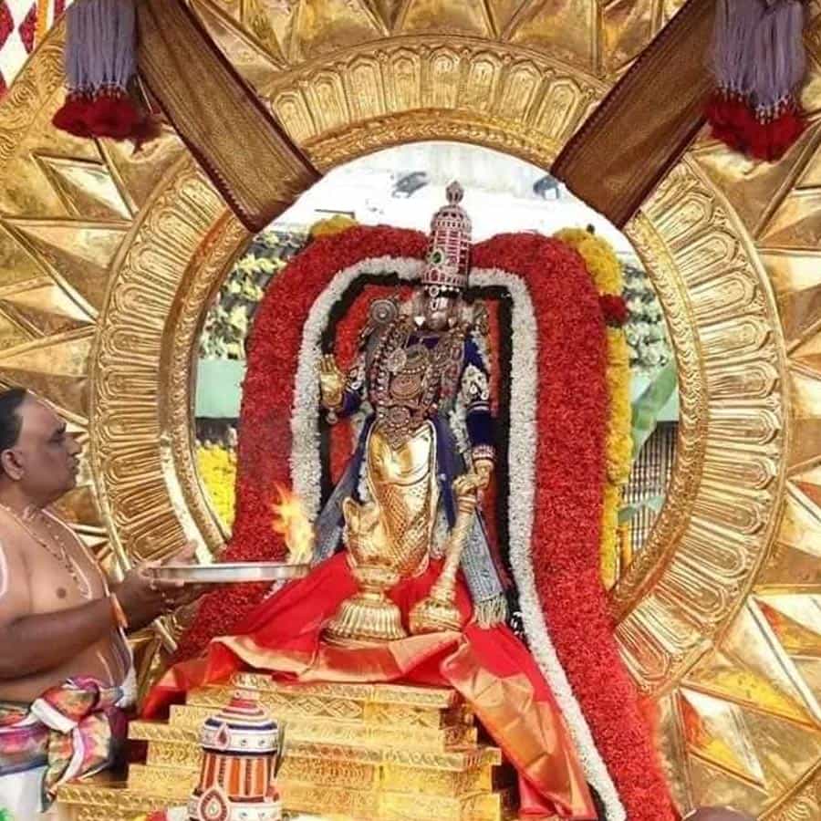 వాహనం ముందు భక్తజన బృందాలు చెక్కభజనలు, కోలాటాలతో స్వామివారిని కీర్తిస్తుండగా, మంగళవాయిద్యాల నడుమ స్వామివారి వాహనసేవ కోలాహలంగా జరిగింది. భక్తులు అడుగడుగునా కర్పూరహారతులు సమర్పించి స్వామివారిని దర్శించుకున్నారు.