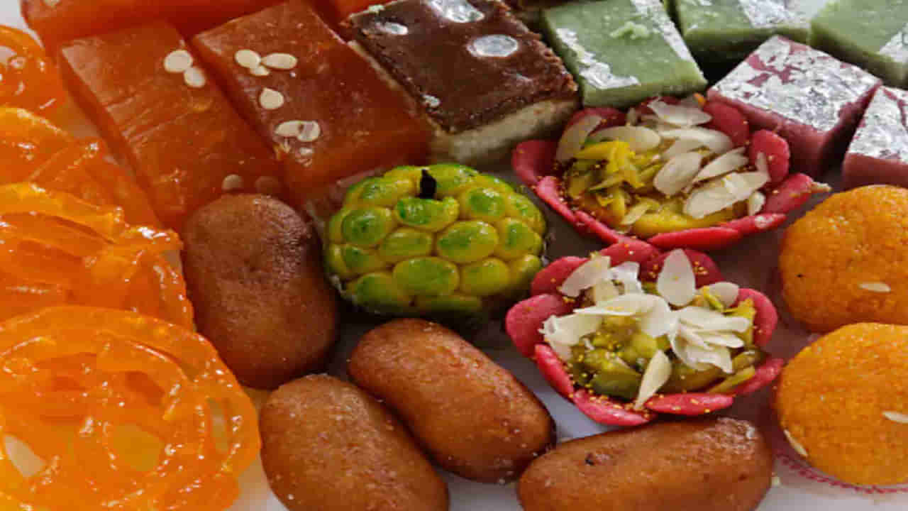 Diwali - Sweets: రంగు రంగుల స్వీట్లతో జర జాగ్రత్త..! ఇలాంటివి తింటే.. ప్రమాదకర జబ్బులను కొనితెచ్చుకున్నట్లే..