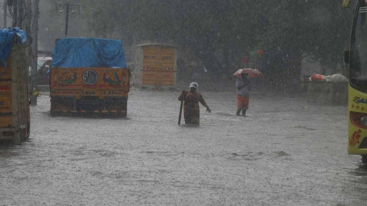 Tamilnadu Rains: తమిళనాడుని ముంచెత్తుతున్న వర్షాలు.. ఉప్పొంగి ప్రవహిస్తున్న వాగులు, వంకలు.. మరో రెండు రోజులు కురిసే అవకాశం