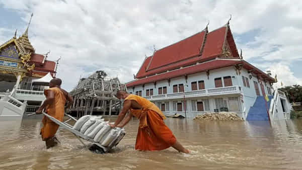 Thailand Floods: నోరు తుఫాను తాకిడికి వణికిపోతున్న థాయిలాండ్.. పొంగుతున్న నదులు.. నీట మునిగిన 2,557 గ్రామాలు..