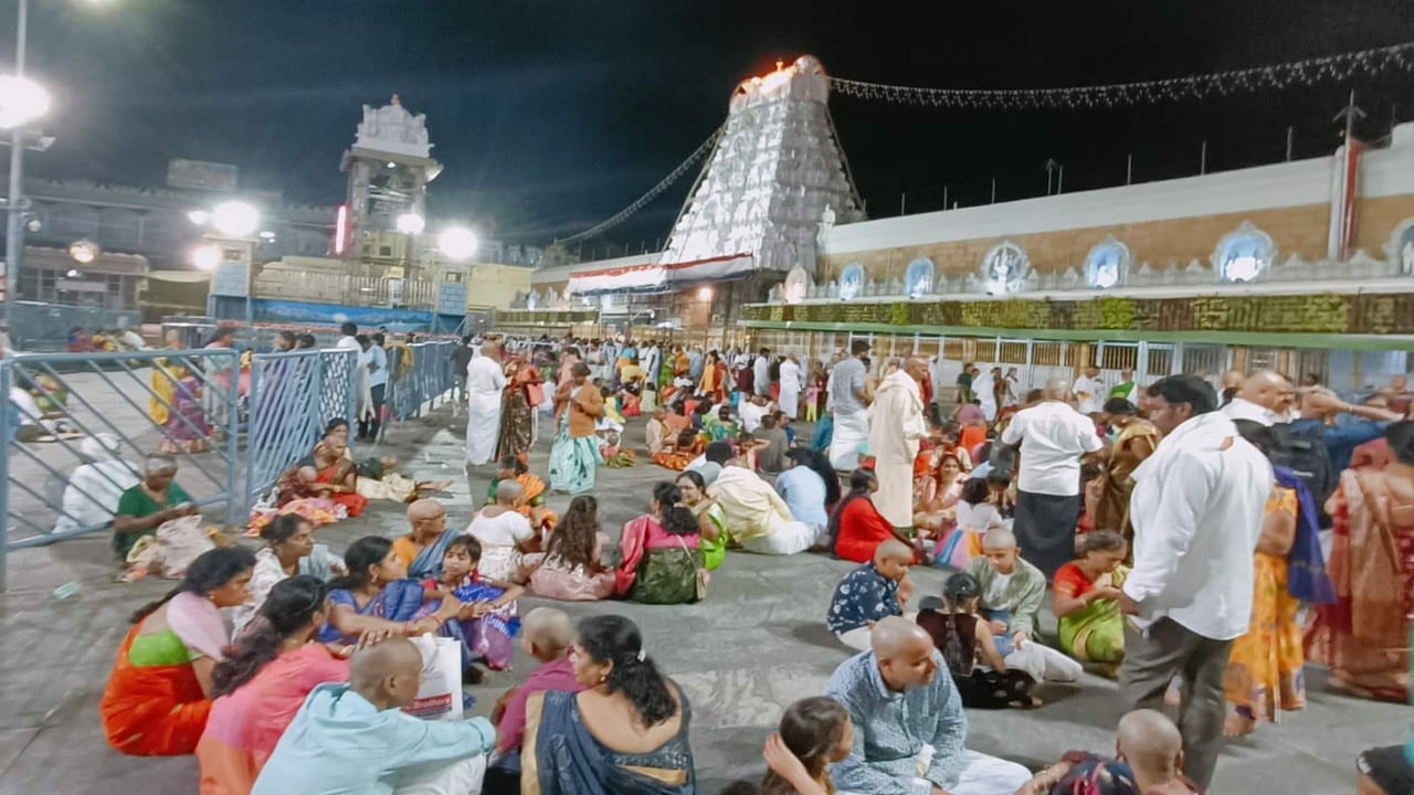Tirumala: శ్రీవారి భక్తులకు అలెర్ట్.. తిరుమలలో భారీ రద్దీ.. దర్శనానికి సుమారు 30 గంటల సమయం