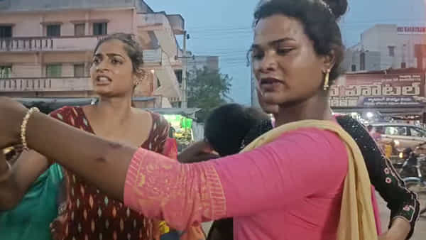 Khammam: సత్తుపలిల్లో ట్రాన్స్జెండర్ల హల్చల్.. దుస్తులు చించుకుంటూ నడి రోడ్డుపైనే రచ్చ.. వాహనదారుల అవస్థలు