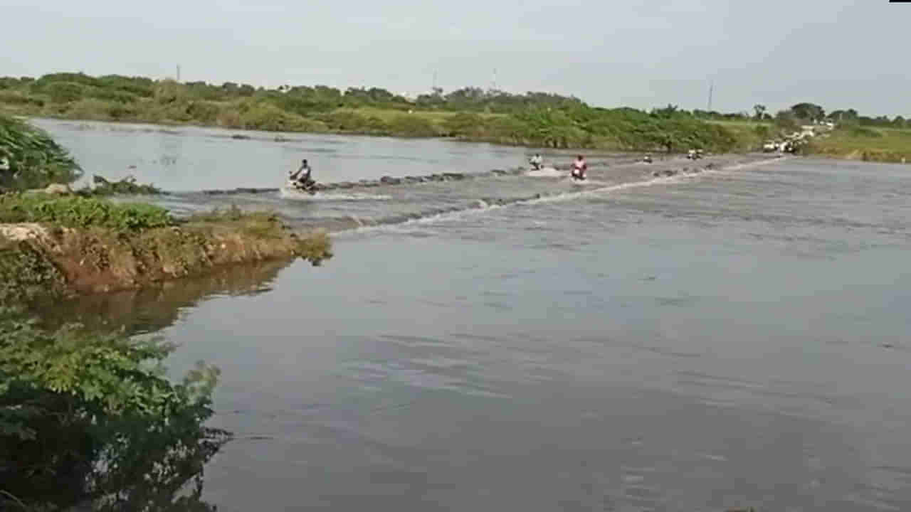 Telangana: వనపర్తి జిల్లాలో విషాదం.. చూస్తుండగానే వాగులో ముగ్గురు గల్లంతు.. వంతెనపై వస్తుండగా.. వీడియో