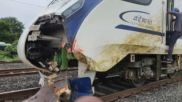 Vande Bharat Express: వందేభారత్ ఎక్స్ప్రెస్కు మరోసారి ప్రమాదం.. ఇంజన్ ముందు భాగం ధ్వంసం.. ఈసారి కూడా కారణమదే..