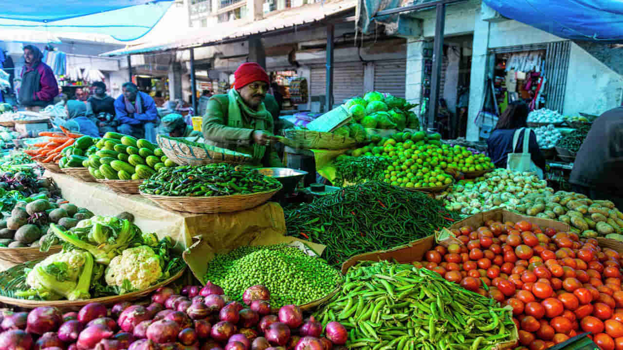 Vegetable Price: అక్కడ భారీగా పెరిగిన కూరగాయల ధరలు.. రేట్లు పెరగడానికి కారణం ఇదే