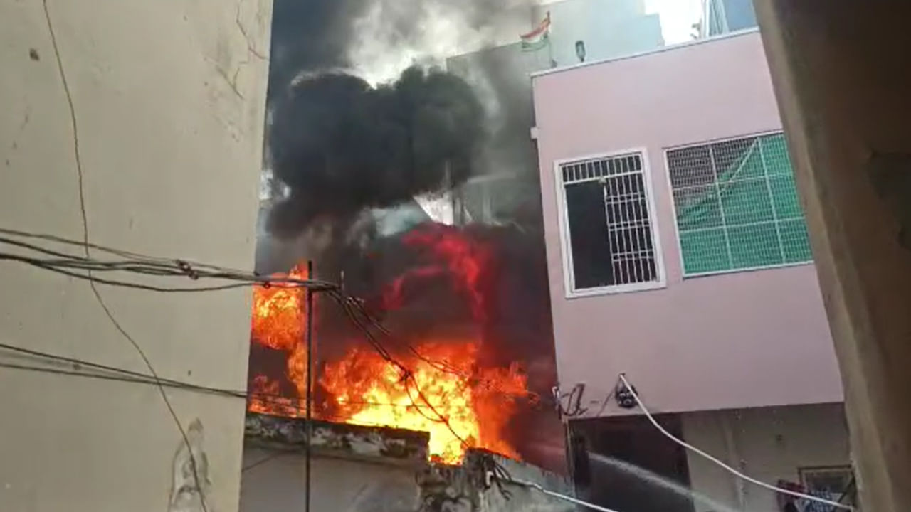 Fire Accident: విజయవాడ భారీ అగ్ని ప్రమాదం.. కర్నూరం తయారి కంపెనీలో ఒక్కసారిగా చెలరేగిన అగ్ని కీలలు