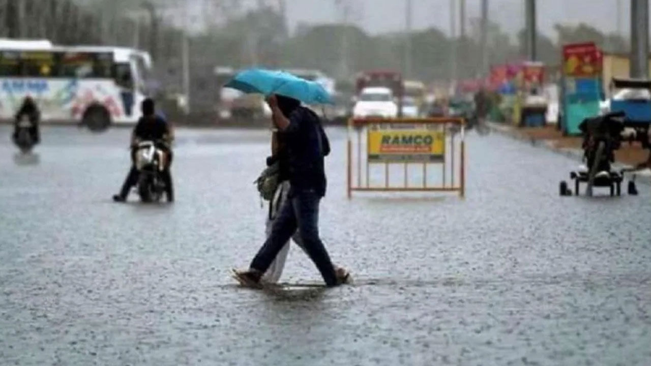 Weather: తెలుగు రాష్ట్రాలకు భారీ వర్ష సూచన.. పలు జిల్లాలకు ఎల్లో అలర్ట్ జారీ..