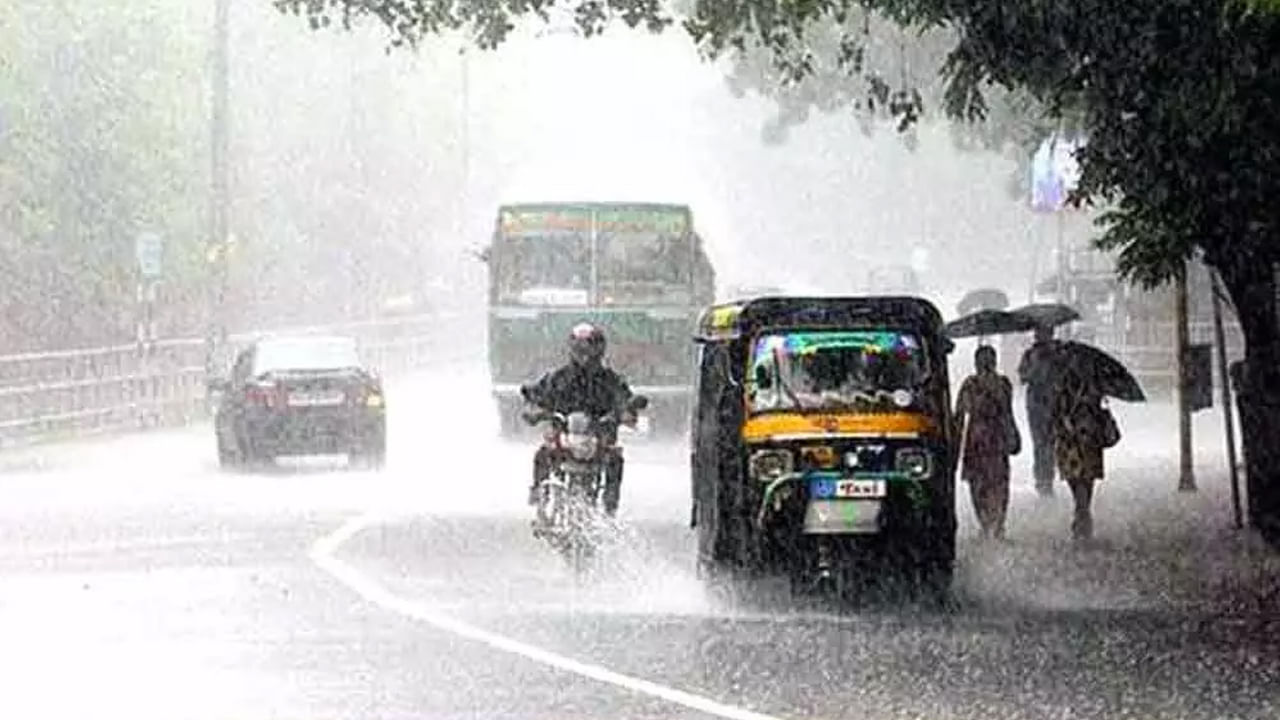 Weather Report: బంగాళాఖాతంలో ఉపరితల ద్రోణి.. మూడు రోజుల పాటు తెలుగు రాష్ట్రాల్లో భారీ వర్షాలు