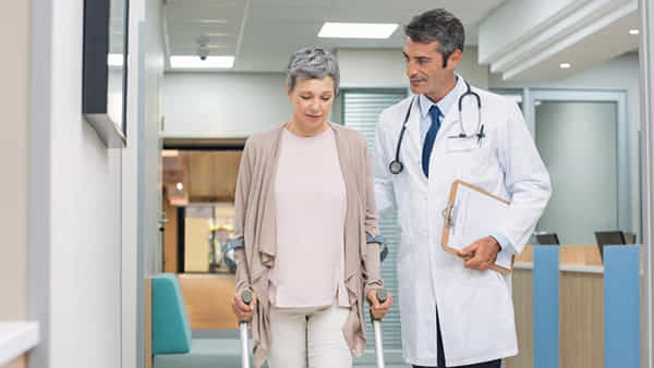 World Osteoporosis Day: ఆస్టియోపోరోసిస్ను నిర్లక్ష్యం చేస్తే జీవితాంతం వికలాంగులుగా మారుతారు.. ఈ వ్యాధి నుంచి ఎలా జయించాలంటే..