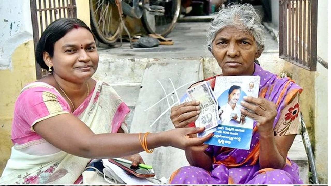 Andhra Pradesh: జోరుగా పెన్షన్ల పంపిణీ.. అవాంతరాలు ఏర్పడకుండా పక్కాగా ...