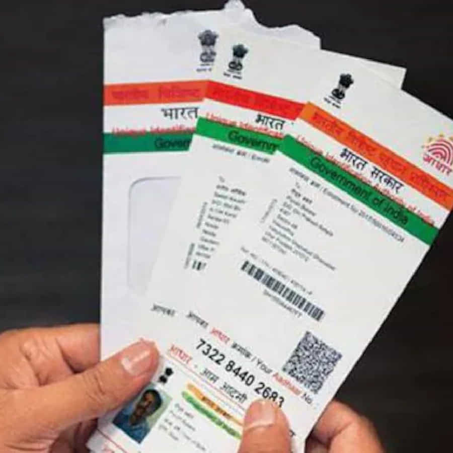 బ్యాంకు ఖాతా తెరవడం నుంచి మొబైల్ సిమ్ కొనుగోలు వరకు ఆధార్ కార్డు తప్పనిసరి అవసరమే. కానీ సోషల్ మీడియాలో ఆధార్ కార్డును షేర్ చేయడం వల్ల మోసం జరుగుతుంది. దీని వల్ల మీ బ్యాంకు ఖాతా ఖాళీ కావడంతో పాటు వ్యక్తిగత వివరాలు తెలుసుకుని మిమ్మల్ని మోసగించేందుకు ఆస్కారం ఉంటుంది.