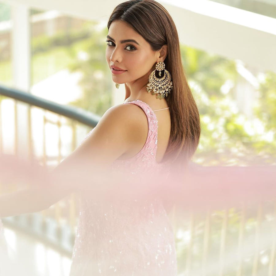 ఆమ్నా షరీఫ్.. హిందీ టీవీ సీరియల్స్ చూసే వాళ్లకు పెద్దగా పరిచయాలు అక్కర్లేదు. ఈమె ‘కహీ తో హోగా’ మూవీలో కషిష్‌గా.. కసౌటీ జిందగీ కే 2 లో కోమాలిక చౌబే గా మెప్పించింది.